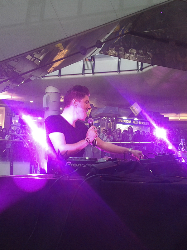 DJ effectuant un set dans un centre commercial