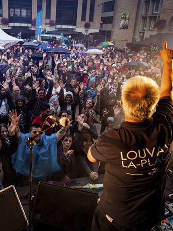 Chauffeur de salle sur scène lors d'un festival à Louvain-la-Neuve